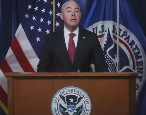 美国土安全部长餐厅遇窃，重要证件、现金等被